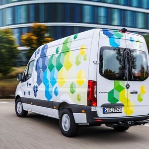 Der neue E-Sprinter kommt als Kastenwagen mit dem 113 kWh großen Akku bis zu 400 Kilometer weit.(Bild:  Mercedes-Benz)