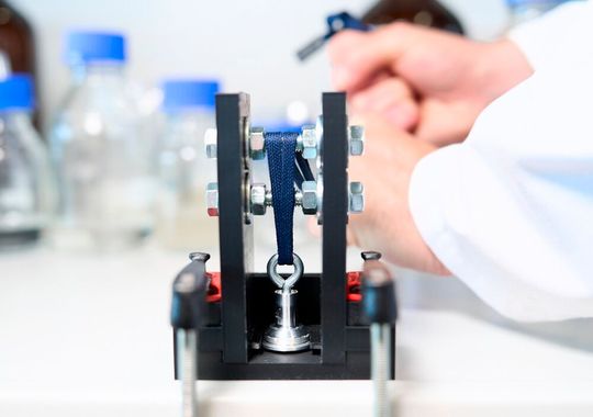 Am Fraunhofer IAP hat man es geschafft, feste Klebeverbindungen quasi auf Knopfdruck zu erreichen. Klebstoffkapsel sind das Geheimnis ...(Bild:  Fraunhofer IAP)