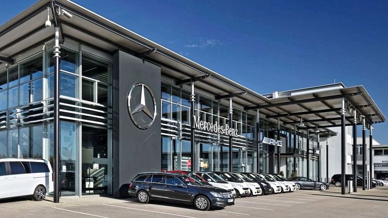 Mercedes-Benz hat den Verkauf gestartet: Nach 2015 trennt sich der Hersteller in einer zweiten Welle von den noch verbliebenen rund 80 Niederlassungsstandorten. Als ersten Betrieb sichert sich jetzt die neu formierte Stern-Gruppe die Werksniederlassung Ulm/Neu-Ulm (im Bild: der Betrieb an der Von-Liebig-Straße in Neu-Ulm).(Bild:  Mercedes-Benz AG)