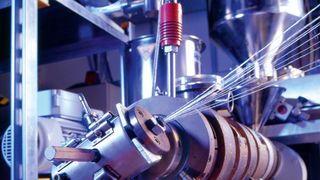 Der biobasierte Verbundwerkstoff wird im Extruder hergestellt.  (Bild: Fraunhofer IAP/Armin Okulla)