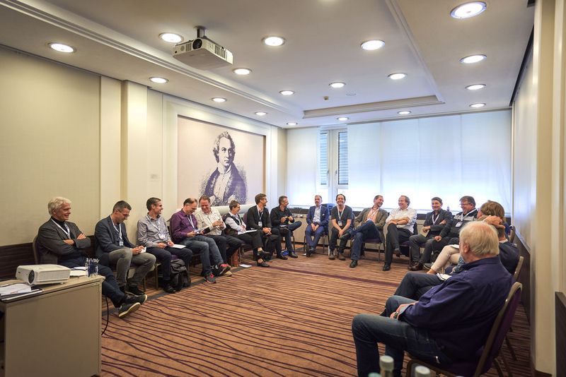 Bei den Roundtables diskutieren die Teilnehmer über die Erfahrungen mit den eigenen Infrastrukturen und tauschen Tipps und Tricks untereinander aus. (Vogel IT-Medien)
