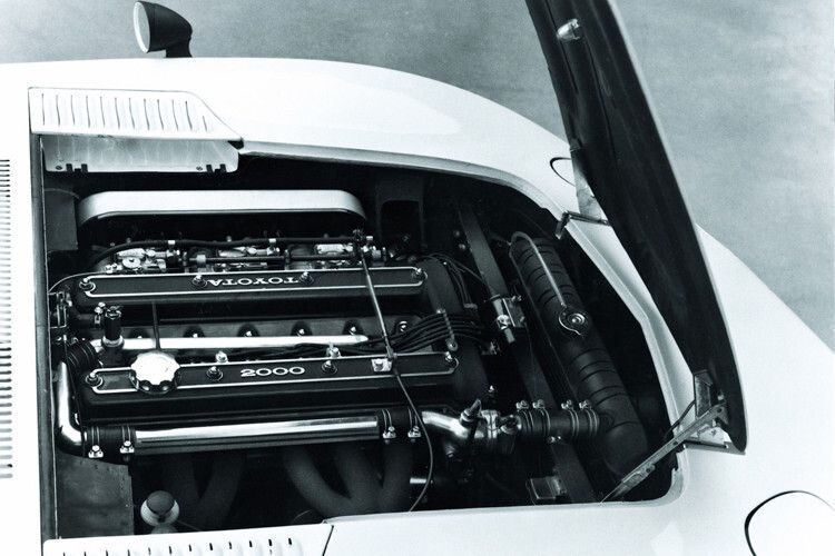 Unter der endlos lang gestreckten Haube des 2000 GT arbeitete der weltweit modernste und leistungsstärkste Sechszylinder seiner Zeit. Der 2,0-Liter-Reihen-Sechszylinder entwickelte eine Leistung von 200 PS. (Foto: Toyota)