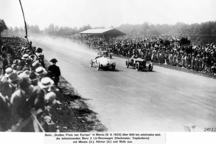 Zukunftskonzept: Die aerodynamisch optimierten Benz-Tropfenform-Rennwagen sind 1922 die ersten Mittelmotorrennwagen der Welt. Ihre Rennpremiere im Großen Preis von Europa 1923 beenden sie auf den Plätzen vier und fünf. (Daimler)