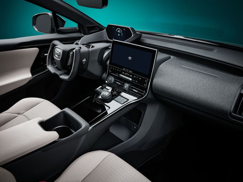 Toyotas Plattform E-TNGA sieht „Steer-by-Wire“ vor. Das oben offene Lenkrad könnte in Serienfahrzeugen kommen. Toyotas Plattform E-TNGA sieht „Steer-by-Wire“ vor. Das oben offene Lenkrad könnte in Serienfahrzeugen kommen.