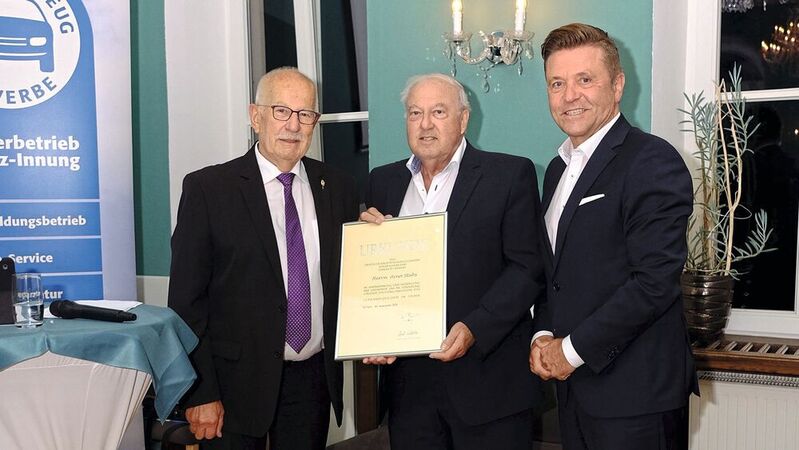 Für seine besonderen Verdienste für das Kfz-Gewerbe erhielt Arno Stübs (l.) eine Reihe von Auszeichnungen, darunter auch von Hans-Werner Norren (Mitte), Präsident des Kfz-Gewerbes Rheinland-Pfalz, und ZDK-Vize-Präsident Wilhelm Hülsdonk (r.).