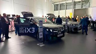 Der neue BMW iX3 stieß bei der Markteinführung bei Hofmann Automobile auf großes Interesse; auch bei zahlreichen Fahrern anderer Marken. (Bild: Hofmann Automobile)