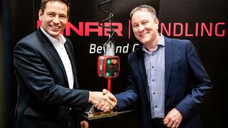 Deal perfekt! Binar Handling gehört jetzt der J. Schmalz GmbH. Von links: Schmalz-Geschäftsführer Andreas Beutel und Binar-Handling-CEO Mattias Lindh besiegeln die Übernahme per Handschlag. (Bild: Copyright © Kent Eng, All Rights Reserved. Detta fält får inte ändras eller raderas enligt 6 kap enligt lag (1960:729))