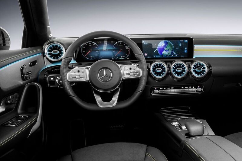 Mercedes stellt erstmals öffentlich das innovative Cockpit der neuen A-Klasse vor. (Mercedes-Benz)