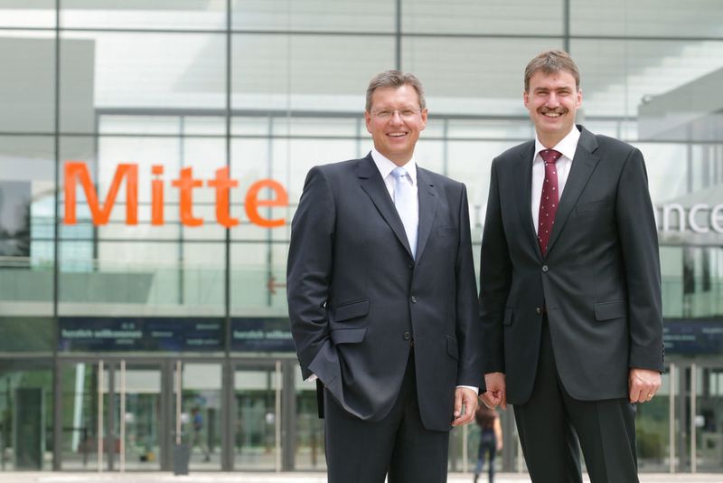 Dr. Roland Fleck (li.) und Peter Ottmann, CEOs der Nürnberg Messe Group: „In der Metropolregion Nürnberg eine neue Messe für die Herstellung von medizintechnischen Produkten zu platzieren, ist eine folgerichtige Entscheidung.“ (Thomas Geiger / NuernbergMesse)