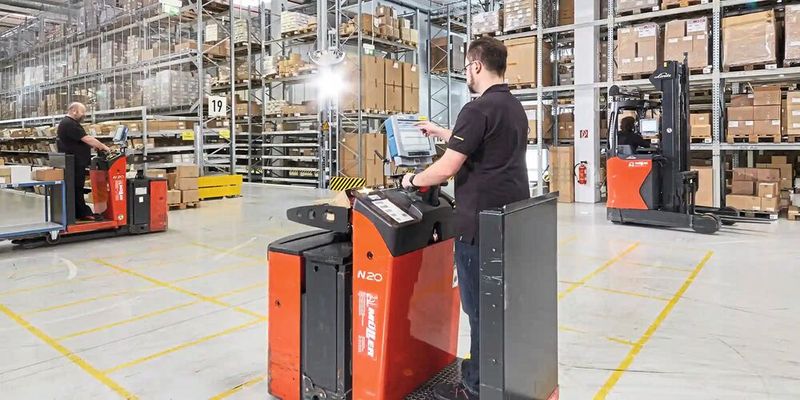 Noax bietet robuste Multi-Touch-Stapler-PC mit brillantem Display mit integrierten ergonomisch bedienbaren Multifunktionstasten und integrierter unterbrechungsfreier Stromversorgung. (Bild: Noax)