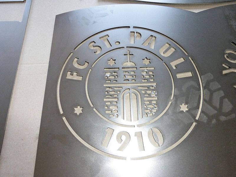 Neben dem Maschinen- und Anlagenbau gehen auch viele der Webbestellungen an Otto Normalverbraucher, wie an diesen eindeutig als St.-Pauli-Fan identifizierbaren Webshop-Kunden. (Bild: Finus)