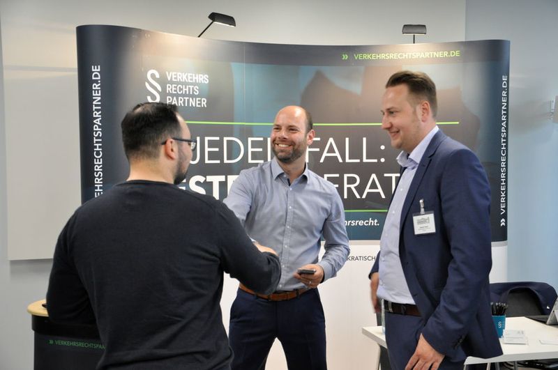 Jens Reiher (2. v. li.) und David Huth (re.) von Verkehrsrechtspartner konnten viele Besucher an ihrem Stand begrüßen.  Die bundesweite Kooperation vereinigt ein Netzwerk aus spezialisierten Verkehrsrechtsanwälten unter einer Kernmarke.  (Simon/»kfz-betrieb«)