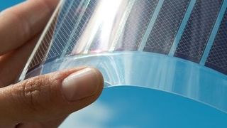 Wie die Fotovoltaik im wahrsten Sinnen des Wortes noch flexibler werden kann, zeigt das Fraunhofer-Institut für Silicatforschung ISC aus Würzburg auf der IDTech in Berlin. (Bild: ISC)