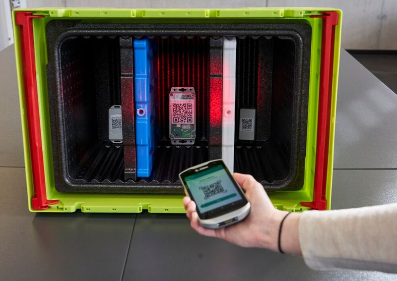 Die Übergabe der Boxen zwischen Großhandel, Transport und Apotheken erfolgt über Scans.  (Bild: Monika Probst, TH Köln)