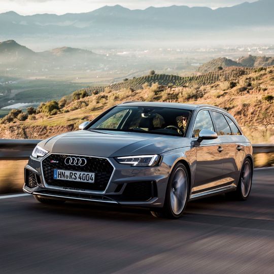 Mit dem RS4 Avant hat Audi seiner Mittelklasse-Baureihe die Krone aufgesetzt.(Bild:  Audi)