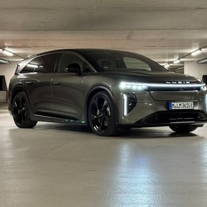 Mit seinen durchgängigen Lichtbändern und der modernen Designsprache fällt der Gravity auf – wenn auch erst auf den zweiten Blick. Viele können das kalifornische SUV nicht einordnen.(Bild:  Schreiner – »kfz-betrieb«)