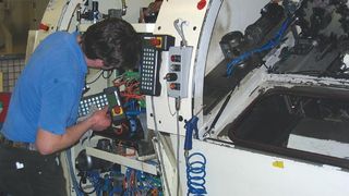 Bild 1: Die Entscheidung über Eigenleistung oder Fremdvergabe von Service-Dienstleistungen wie etwa die Instandhaltung gibt Unternehmen immer wieder Rätsel auf. Bild: Kuhn (Archiv: Vogel Business Media)