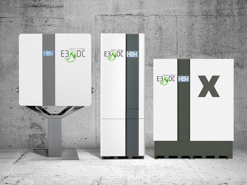 Das neue Hauskraftwerk S10 X Compact von E3/DC bietet Kunden in der solaren Eigenversorgung die umfangreiche Funktionalität des klassischen Hauskraftwerks – durch seine neuartige Bauform ist das Gerät aber nur 60 cm breit. Es passt praktisch in jeden Hauswirtschafts- oder Kellerraum und ist deutlich leichter zu installieren. Das S10 X COMPACT zeigt in Leistung und Kapazität hervorragende Werte und ist zukunftssicher: Die Infinity-Option macht die Speicher-Erweiterung fünf Jahre lang möglich. (Bild: German Design Award/E3/DC)