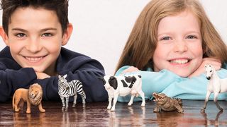 Arbeiten in der Wertschöpfungskette künftig eng zusammen: Logistikdienstleister Hellmann E-Commerce und Spielwarenanbieter Schleich. (Schleich)