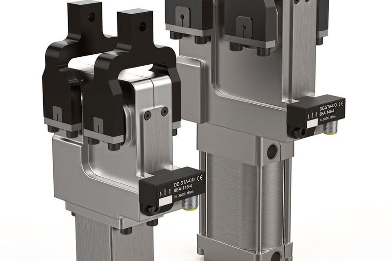 Trotz seines kompakten Zweiarm-Designs soll der pneumatisch angetriebene Spanner einen hohen Kraft- und Toleranzausgleich erzeugen, um Bleche bei diversen kritischen Montageanwendungen wie z.B. beim Schweißen fest miteinander zu verbinden. (Destaco )