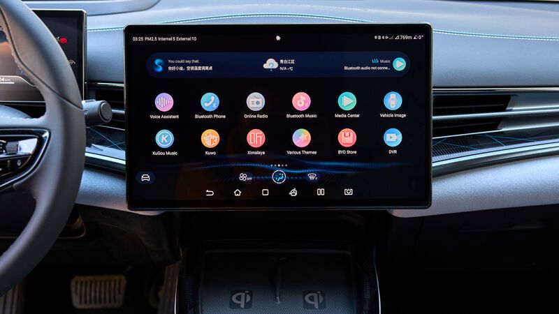 Er wird von einem 15,6 Zoll großen Display dominiert. (Bild: BYD)