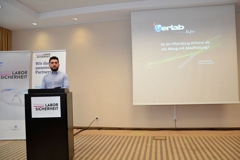 Gaëtan Nardone von Erlab beschrieb die Vorteile von Abzügen, die ohne Anschluss an die zentrale Absaugung funktionieren. (LABORPRAXIS/Lütmman)