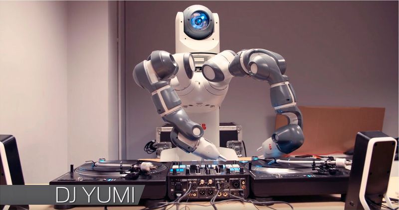 Der kollaborierende Roboter Yumi lieferte bei der Präsentation des neuen Ford Fiesta ein Live-Set am Plattenteller ab, gemeinsam mit dem preisgekrönten britischen DJ Yoda. (Ford)
