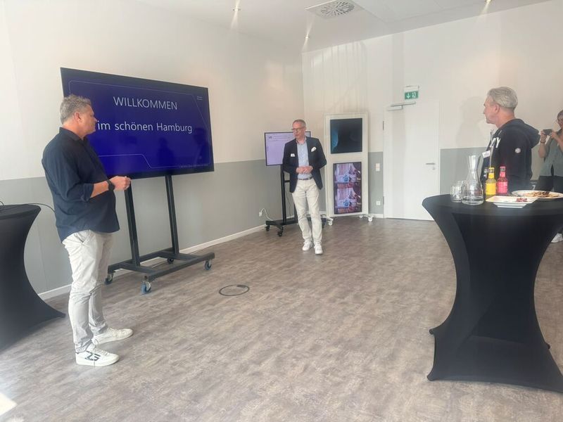 Dirk Bürger (l., Solum) und Volker Scharenberg (ITZ) begrüßen ihre Gäste in Hamburg. (Bild: Solum)