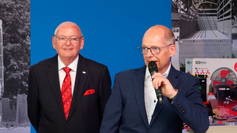 Klaus und Sohn Andreas Frank (am Mikrofon) berichteten über die sechs Jahrzehnte der Firmengeschichte. Der Seniorchef übernahm die ersten, der Juniorchef die zweiten 30 Jahre. (Bild: Diehl – VCG)