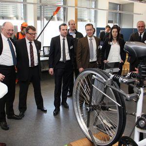 Institutsleiter Prof. Dr.-Ing. Albert Albers (2. v. l.) und Dirk Spindler, Leiter Forschung & Entwicklung Schaeffler Industrie (3. v. l.), bei der Vorführung eines neuartigen Fahrrad-Prototyps, der die Vorteile eines dreirädrigen Fahrrads mit dem Design eines klassischen Citybikes vereint.