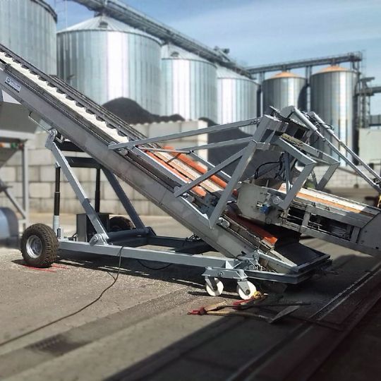 Das fahrbare Förderband zur Waggonentladung von Schüttgut ist flexibel einsetzbar.(Bild:  Apullma)