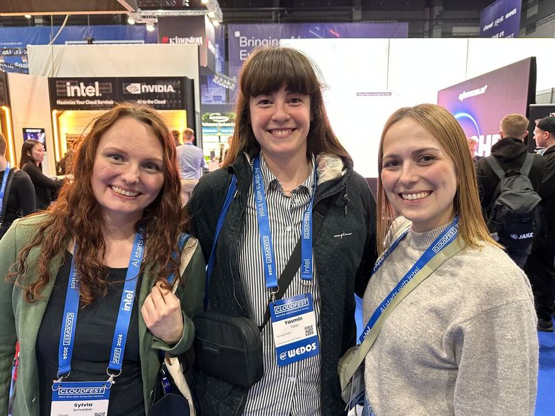 Die ITscope Mädels sind fleißig und arbeiten sich von Stand zu Stand durch, (v. l.) Sylvia Schreiber, Yasmin Tonn und Eileen Müller. (Bild: Vogel IT-Medien GmbH)