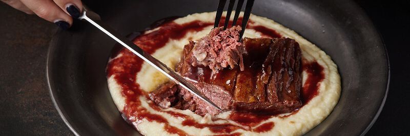 Die additiv hergestellten Steaks auf Pflanzenbasis sollen echtes Fleisch möglichste genau imitieren, aber nachhaltiger sein.(Bild:  Redefine Meat)