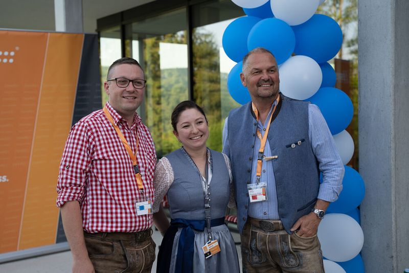 Philip Sauter (links), Thomas Peter (beide Reiner SCT) und Mihriban Dincel (IT-BUSINESS) (Bild: Sysob)