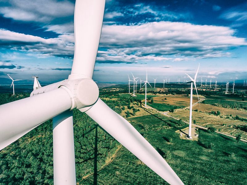 Covestro hat gemeinsam mit globalen Industriepartnern eine innovative Lösung für eine effiziente Produktion von Rotorblättern für Windkraftanlagen entwickelt. Erst kürzlich hat das Unternehmen den ersten kommerziellen Auftrag über eine Lieferung des dafür entwickelten Polyurethanharzes nach China bearbeitet. (Covestro)