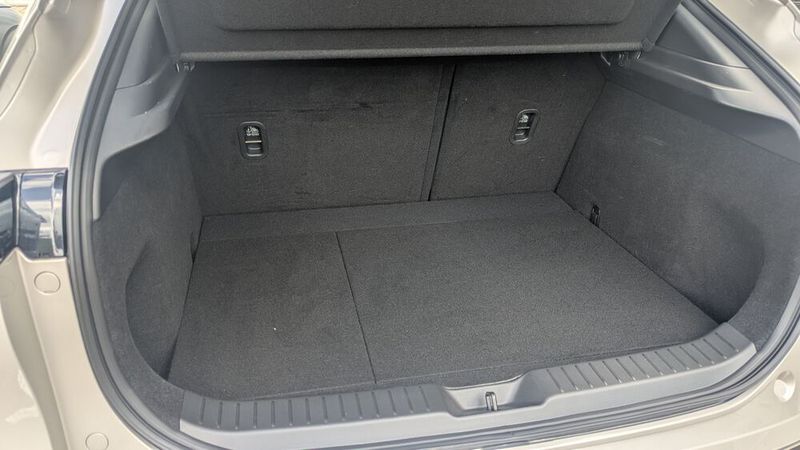 4. Der Kofferraum: Der Laderaum ist durchschnittlich: In den Kofferaum des CX-30 passen 422 bis 430 Liter. Mit umgeklappter Rückbank wächst das Volumen auf 1.398 bis 1.406 Liter.  (Bild: Simon – VCG)