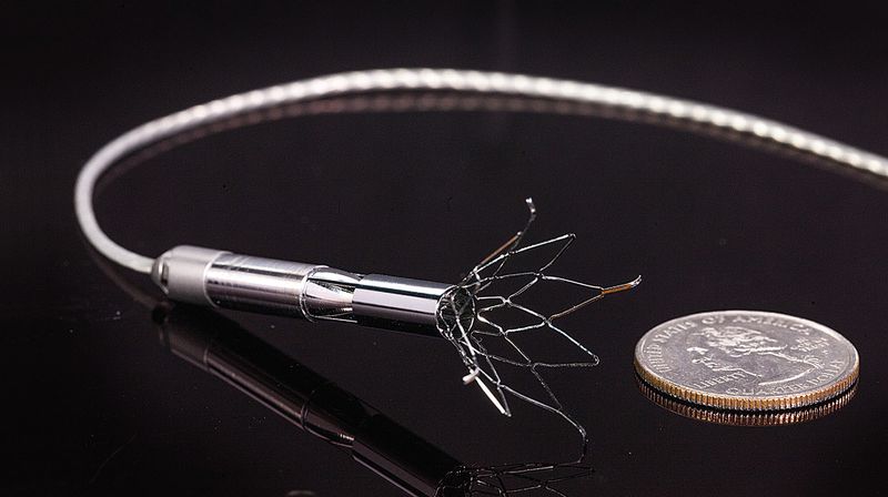 Die Minipumpe Aortix: Mit einem Durchmesser von 6 mm und einer Länge von 6,5 cm kann sie von einem Kardiologen mit einem Katheter durch die Oberschenkelarterie in die Brustaorta gebracht werden. (Bild: Procyrion)