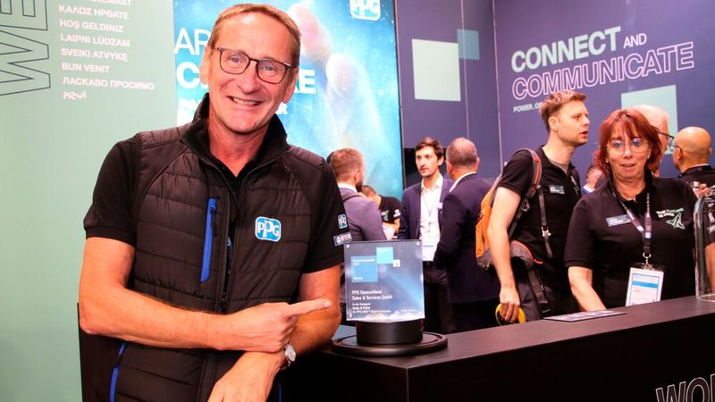 PPG-Vertriebsleiter Deutschland Jochen Kleemann zeigte sich hoch erfreut über den Gewinn des renommierten Innovation Awards für das digitale Ökosystem von PPG LINQ. Es besteht aus der PPG LINQ COLOR™ Software, die PPG MAGICBOX™, die PPG VISUALIZID™ Software, das PPG DIGIMATCH™ Farbtonmessgerät, das PPG Collision Services Inventory, Lagermanagement und die PPG MOONWALK®, die preisgekrönte automatisierte Farbmischmaschine des Unternehmens. (Bild: Jürgen Klasing)