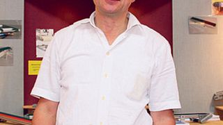 Otto Vetter, Inhaber des Ing.-Büro Vetter, stellt den besonderen Vorteil des neu entwickelten Kleinförderbands heraus: „Das Förderband hat keine störenden Konturen, weil der Motor innen liegt.“ Bild: Zwettler (Archiv: Vogel Business Media)