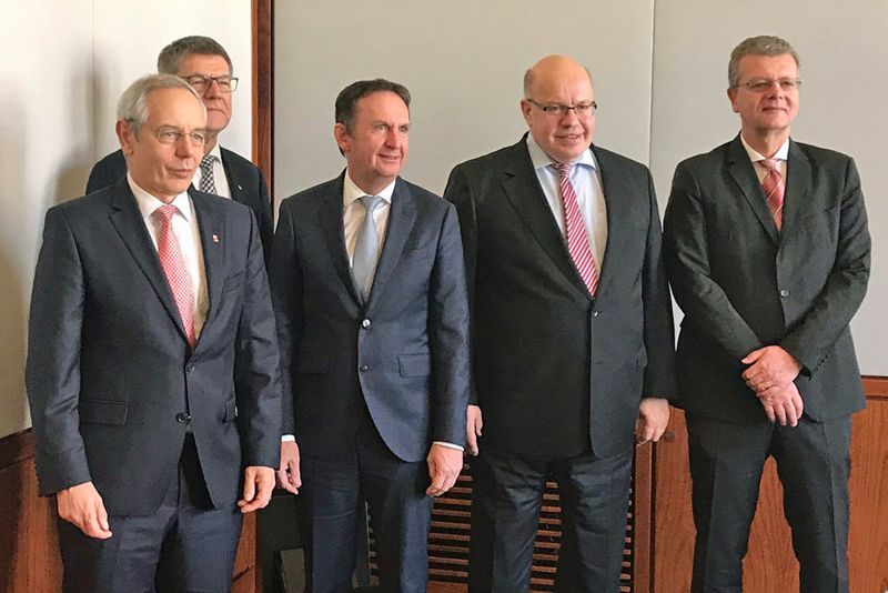 Dialog zwischen Bundeswirtschaftsministerium und Chemie- und Pharmabranche in Berlin zur Sicherung der Wettbewerbsfähigkeit der Branche (von links: IG-BCE-Vorsitzender Michael Vassiliadis, VCI-Hauptgeschäftsführer Utz Tillmann, VCI-Präsident Hans Van Bylen, Bundeswirtschaftsminister Peter Altmaier, BAVC-Hauptgeschäftsführer Klaus-Peter Stiller) (BAVC/Steltmann )