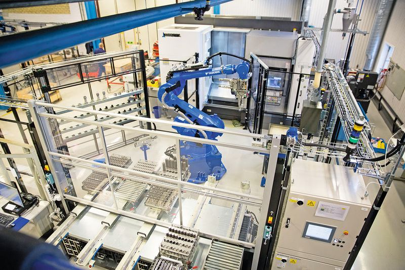 Spezielle Software vernetzt die Okuma Multus U3000 mit dem Roboter, einem externen Werkzeugmagazin und dem Produktionsplanungssystem von Sandvik Coromant. (Okuma)