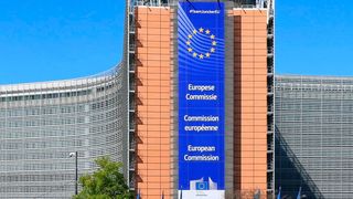 Erleichterungen aus Brüssel! Die EU-Kommission bastelt derzeit an einigen Vorgaben herum, um den Unternehmen das Leben einfacher zu machen. Zuletzt ging es um das Lieferkettensorgfalts-Pflichtengesetz. Nun sind die bestehenden Umweltvorgaben dran ... (Bild: EU)