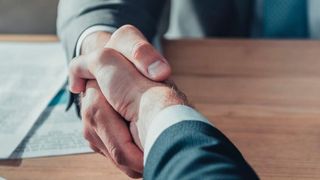 Deal! Das Wort zum Abschluss einer Übernahme eines deutschen Unternehmens hören Klein- und Mittelständler immer seltener, wie Analysten herausgefunden haben. Das hat seine Gründe ... (Bild: K. Nöterbaum)