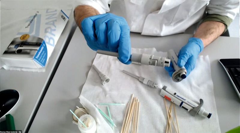 Thomas Maier vom Kalibrierlabor bei Klinkner & Partner zeigt, wie eine Pipette auseinendergebaut und gereinigt wird.