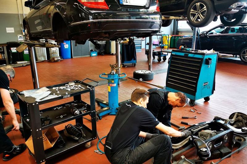 Eine „Großbaustelle“ muss die Werkstatt nicht weiträumig in ein „Teileschlachtfeld“ verwandeln. Die Mitarbeiter ziehen in Punkto Ordnung  eindeutig mit der Werkstattleitung an einem Strang.  (Ottmar Holz / »kfz-betrieb«)