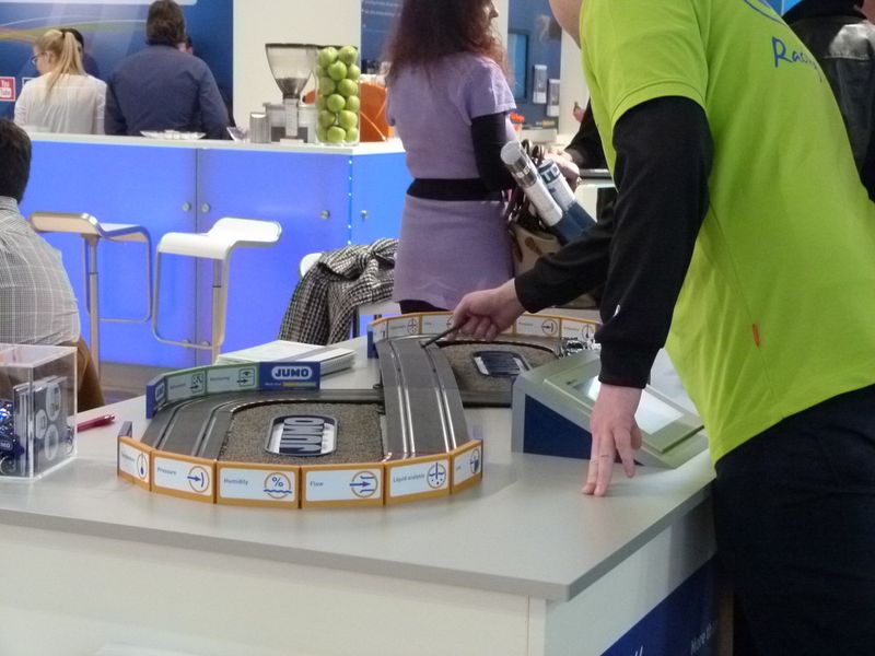 Zum 25. Messe-Jubiläum strömten 56.787 Besucher durch die 14 Hallen, in denen insgesamt 1.602 Aussteller ihre Produkte und Lösungen der Automatisierungsbranche präsentierten. Im Kongresszentrum der SPS IPC Drives fanden zudem verschiedene Veranstaltungen statt. Dieses Angebot nahmen 253 Teilnehmer wahr.  (Bild: VBM)