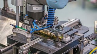 Ein UR5-Roboterarm, ausgestattet mit einem Sauggreifer und einer Schraubvorrichtung, führt bei Assa Abloy NZ selbstständig die Endmontage von Schließkörpern durch. (Universal Robots)