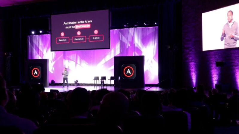 Sathish Balakrishnan, VP und General Manager für Ansible, stellt auf dem „Red Hat Summit 2026“ Neuerungen für die Automatisierungsplattform vor. (Bild:  Red Hat / Youtube)
