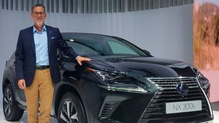 Lexus-Deutschland-Chef Heiko Twellmann mit dem überarbeiteten NX, der im Herbst auf den Markt kommt. (Mauritz)