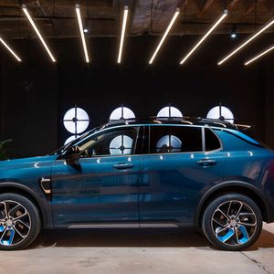 Natürlich kann dort auch der Lynk & Co 01 unter die Lupe genommen...(Bild:  Lynk & Co)